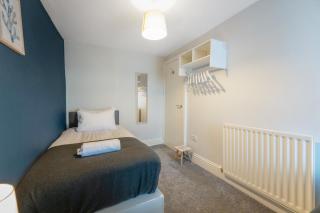 NEW! Stunning 2-Bed Home by Stay With Us, Ideal for Families, Sleeps 4! - 7