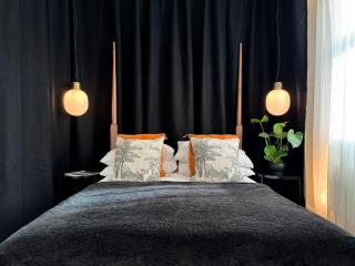 Tranquil Oasis w 100inch Cinema & Hammock, by the Design Traveller - Londra - 9