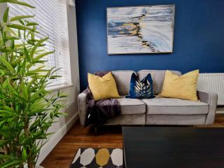 Chic Luxury Serviced Apartment next to City Centre with Free Parking - Contractors & Relocators - Coventry - 1