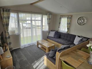 Luxury Caravan 3 Bedroom 8 Berth With Hot-tub 2 Nights Minimum Booking Please, Parties 6 and Above a Bond is Required - Lincoln - 3