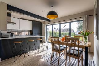 SPACIOUS HOME WITH GARDEN-SLEEPS 5 Contractors, families, and group stays welcome - Beeston - 0