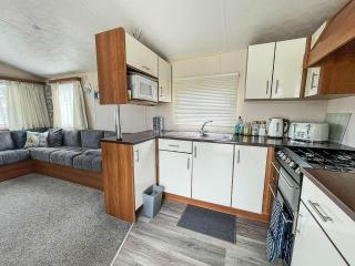 Great 6 Berth Caravan With Decking At Manor Park In Hunstanton Ref 23017B - 1