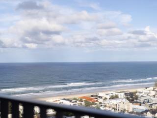 Walk to beach 2BR Apt Pool Gym Free Carpark - Gold Coast - 5
