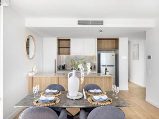 Walk to beach 2BR Apt Pool Gym Free Carpark - Gold Coast - 1