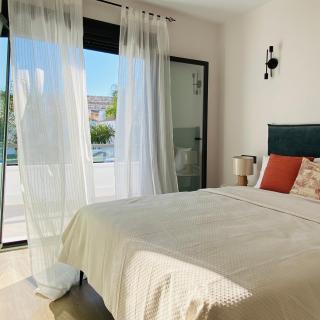 3 Bed Flat - Sleeps 6 - Pool - Garden - Parking - 8