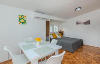 Gorgeous Apartment In Nin With Kitchen - Nin - 8