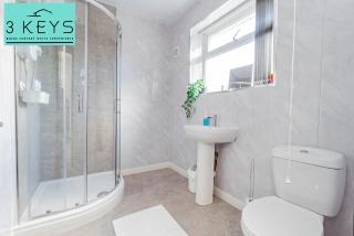 Long Stays - WIFI - Just Minutes to HS2, Airport & NEC - Contractor Monthly Deals! 4 bedrooms, 2 bathrooms, 2 kitchens! - 4