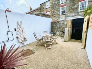 Palms 1 - Wood burner, 5 min walk to beach+parking - 6