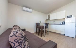 1 Bedroom Amazing Apartment In Vir - 7