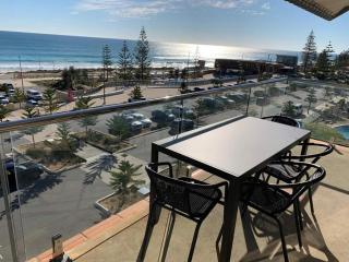 The Sea Breeze Apartment Direct Ocean Views Top Floor - Perth - 2