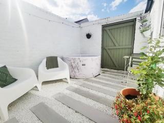 Working Away - Large Family House - 3