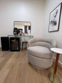 Stylish DTWN Hotel, Steps to Restaurants, King Bed, Room # 205 - Bangor - 6