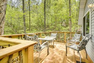 Inviting Des Arc Cabin with Fire Pit and Deck! - - 8