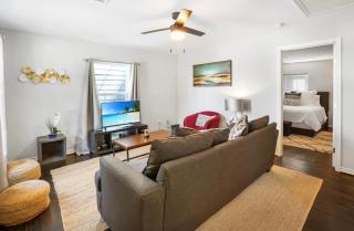 Cozy Heights 2 BD Bungalow, Walkable - Houston - 9