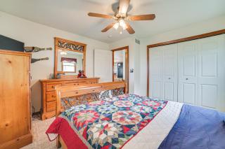 Family-Friendly Houghton Lake House Steps to Lake - 1