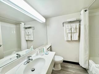 Divya Sutra Plaza and Conference Centre Calgary Airport - Calgary - 6