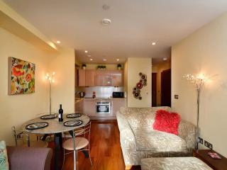 Perfectly Located Apartment - Pass the Keys - 3