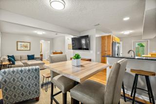 Fullerwood Park Retreat, 5 min to Downtown, Sleeps 6 - 3