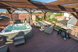 Glamorous Jacuzzi Loft Apartment with Roof Terrace - Košice - 9