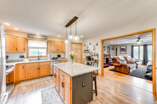 Pet-Friendly Pocono Lake Home with Private Hot Tub! - Pocono Lake - 2