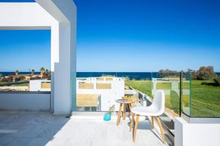Sensational Rethymno Villa Villa Akaza 2 Bedrooms Beach Front Private Outdoor Swimming Pool And Hot Tub Pigianos Kampos - Pigianos Kampos - 1