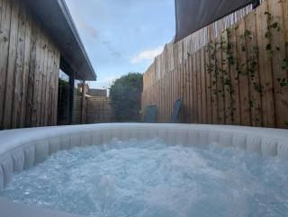 Luxury cabin with hot-tub - Cheltenham - 9