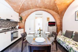 Off Private Jacuzzi Retreat Romantic Suite in Grosseto's Historic Center - 8