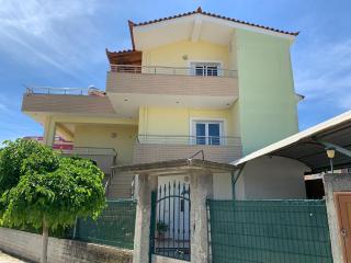 4 Bed Villa - Sleeps 9 - Pets - Garden - Parking - 1