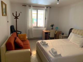 4 Bed Villa - Sleeps 9 - Pets - Garden - Parking - 8