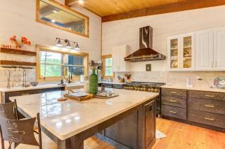 Blue Ridge Cabin with Hot Tub, Deck and Mountain Views - 4