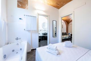 Off Private Jacuzzi Retreat Romantic Suite in Grosseto's Historic Center - 2