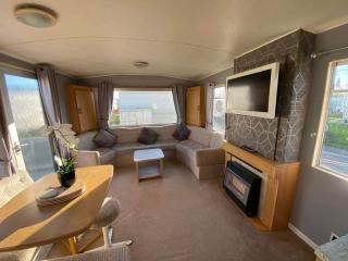 Seaview 203 - Ingoldmells, pet friendly, WiFi, bed linen and close Fantasy Island - Meadow Lakes Caravan & Lodge Hire - 9