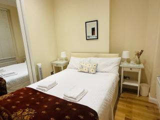 NOTTING HILL & HYDE PARK, Chic 2 DBL bed apartment, Moments to PORTOBELLO RD & KENSINGTON PALACE, 1 minute to Tube - London - 9