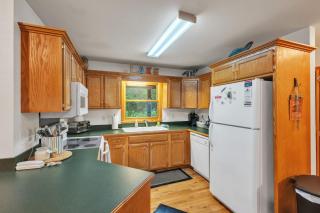 Lakefront Cabin Bordering Nat Park with Hot Tub! cabin - Turtletown - 2