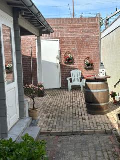 Rosa's Cottage, garden and free parking - 9