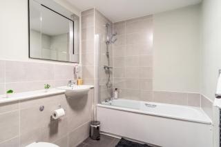 Prime Location 1 Bed Penthouse Apartment - Manchester - 2