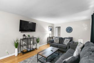 Suburban Bliss Getaway Wi-Fi Parking Long Stay - 7