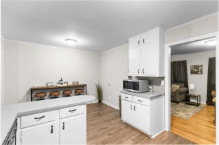 Suburban Bliss Getaway Wi-Fi Parking Long Stay - 2