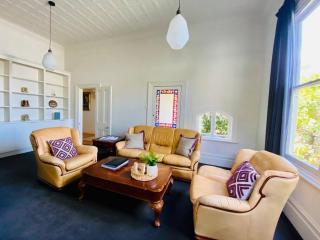 Camberwell's Lyrical Vintage Abode - 7