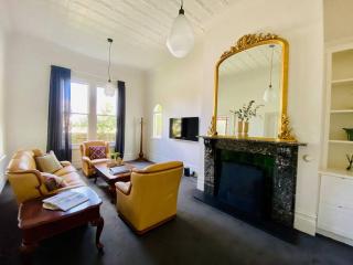 Camberwell's Lyrical Vintage Abode - 5