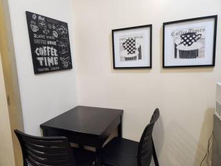 Laureano di Trevi Makati Apartment with Balcony - Manila - 9