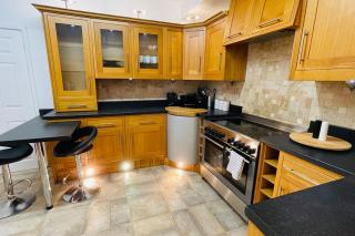 King-size bed en- suit, Luxury refurbished home - Balderton - 0