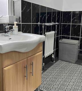 King-size bed en- suit, Luxury refurbished home - Balderton - 9