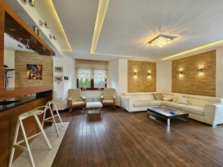 Dom z Basenem i Sauna Zewnętrzna - 8