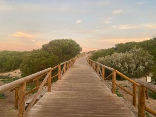 Piso muy moderno para 4 personas y una cuna a 7 min caminando a la playa, con aire, balcón con vistas y 2 piscinas - 1
