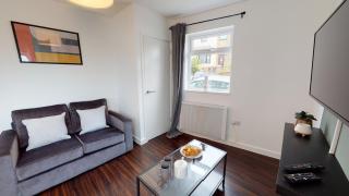 Stylish Duplex Apartment with Home Office - Newport - 9