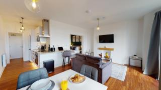 Studio Apartment with 65" Smart TV - Newport - 1