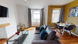 Studio Apartment with 65" Smart TV - Newport - 4
