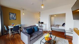 Studio Apartment with 65" Smart TV - Newport - 7