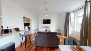 Studio Apartment with 65" Smart TV - Newport - 2